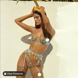 Limited edition Fleur Du Mal 3pc set extra bra